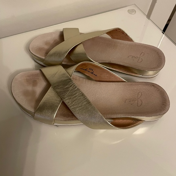 Joie Addy White Gold Criss Cross Sandals - Picture 3 of 7